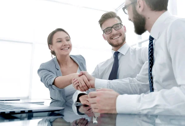 Background image.handshakes συναδέλφους στο γραφείο — Φωτογραφία Αρχείου