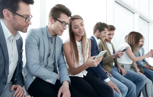 Bir grup genç insan kullanmak onların akıllı telefonlar — Stok fotoğraf