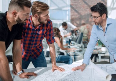 iş adamı ve yeni bir proje tartışıyor Mimarlar grubu