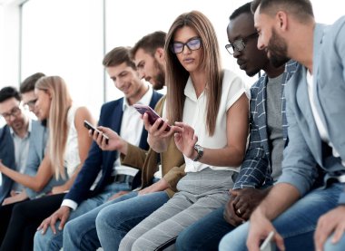 bir grup genç insan onların akıllı ekranlar seyir