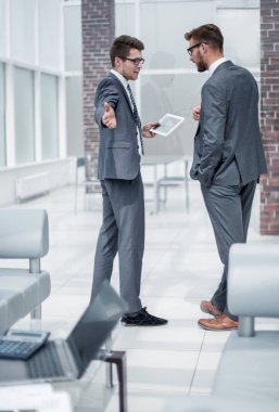 iki çalışanı ayakta ofiste tartışıyor