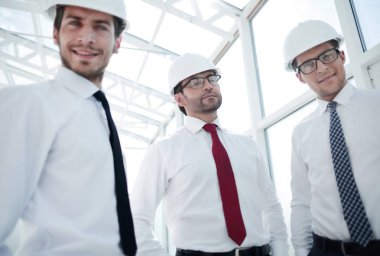 up.Three işadamı koruyucu bir kask içinde kapatın