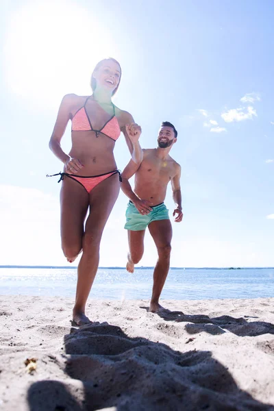 Pareja feliz pasar tiempo sin preocupaciones en la playa al aire libre . — Foto de Stock