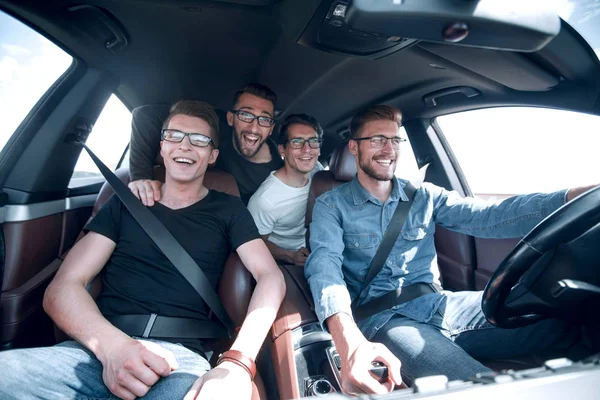 Närbild. en grupp vänner som färdas i en bil — Stockfoto