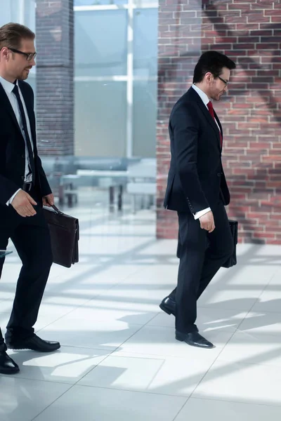 Business människor gå i office korridoren — Stockfoto