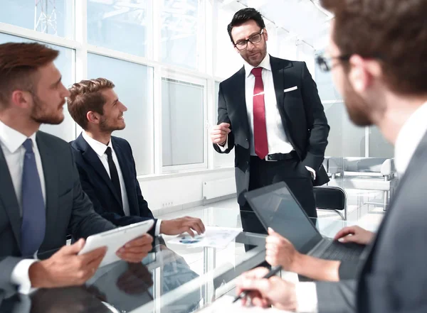 Empresário realiza um briefing com a equipe de negócios — Fotografia de Stock