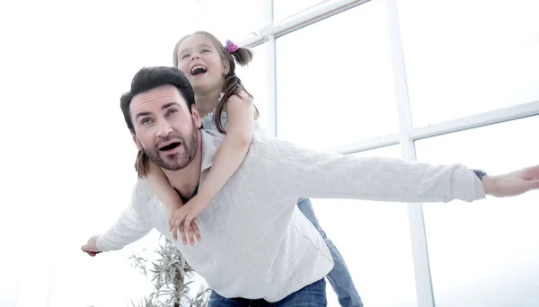 Père heureux jouant avec sa fille à la maison — Photo