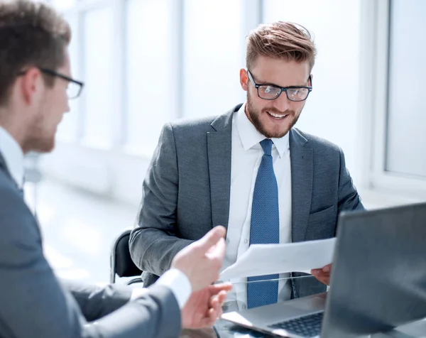 Socios comerciales que discuten documento de negocios . — Foto de Stock