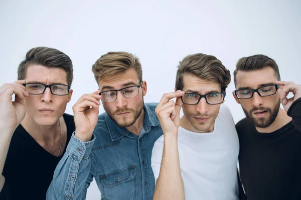 Equipe Empresários Ajusta Óculos Sobre Fundo Branco — Fotografia de Stock