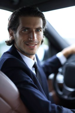 Adam direksiyonda oturuyor.