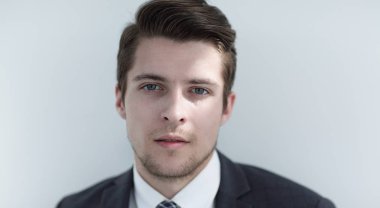 hafif bir arka plan üzerinde başarılı bir genç man.photo yüzü