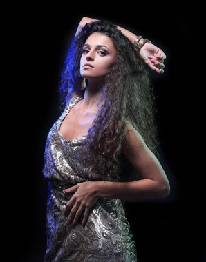 esmer kadın dans pozisyon, stüdyo koyu arka plan