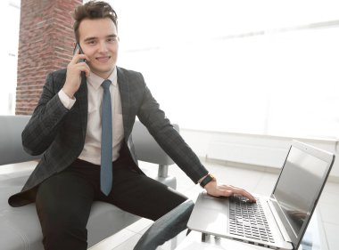 yaratıcı ofisinde çalışan iş adamı