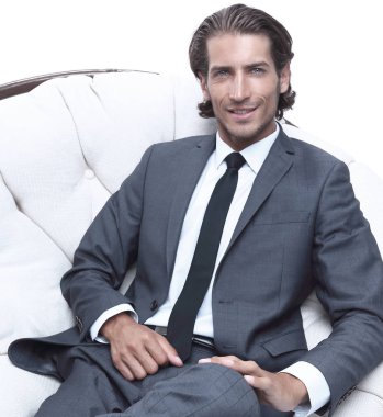 büyük rahat bir sandalyede oturan işadamı