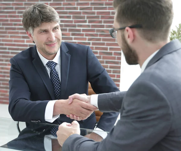 Los socios de negocios se dan la mano después de discutir el contrato — Foto de Stock