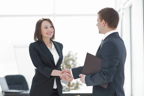 Handshake parceiros de negócios no escritório . — Fotografia de Stock