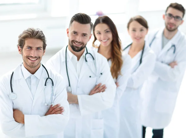 Orvosi csapat állandó karokkal portréja átlépte a kórházban — Stock Fotó