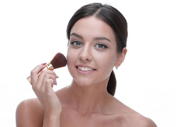 Primer plano de una hermosa mujer con un cepillo de maquillaje — Foto de Stock