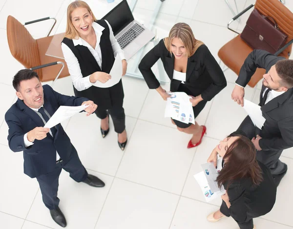 Vista da equipe top.business trabalhando com documentos em pé no escritório . — Fotografia de Stock