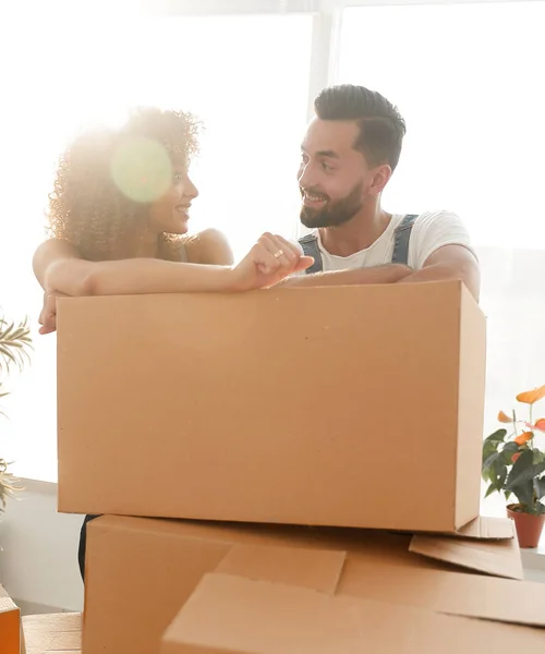 Casal feliz de pé perto de caixas em seu novo apartamento . — Fotografia de Stock