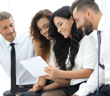 closeup.Smiling iş takım tablet bilgisayar ile