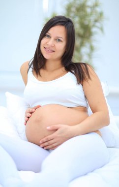 mutlu bir hamile kadın portresi. Annelik kavramı.