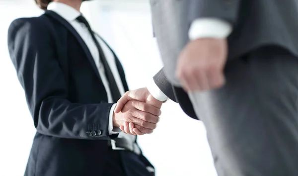 Vriendelijke Glimlachende zakenmensen handshaking. Business concept foto — Stockfoto