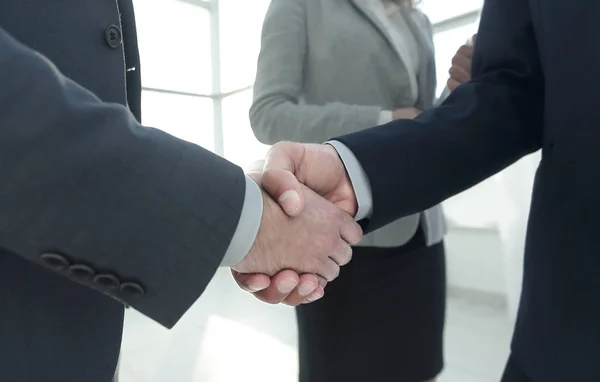 Közeli üzletember kézfogás együtt a tárgyalóban — Stock Fotó