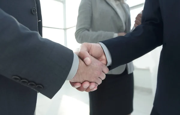 Zblízka obchodní muž handshake společně na zasedací místnost — Stock fotografie