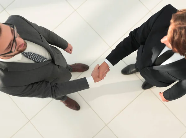 Dos hombres de negocios estrechando la mano en la oficina —  Fotos de Stock