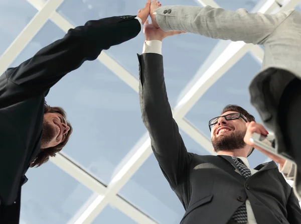 Empresários de sucesso apertando a mão fechando um negócio — Fotografia de Stock