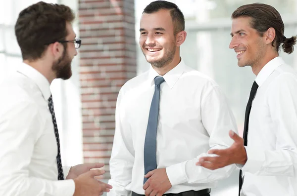 Mitarbeiter reden, stehen im Büro. — Stockfoto