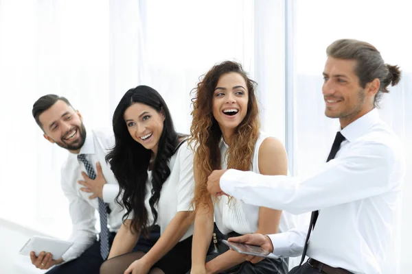 Equipe de negócios com tablet sentado no escritório . — Fotografia de Stock