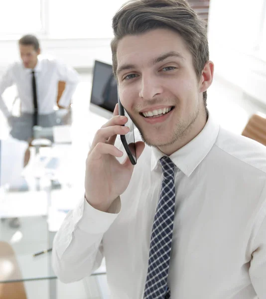 Closeup.businessman hablando en el teléfono inteligente — Foto de Stock