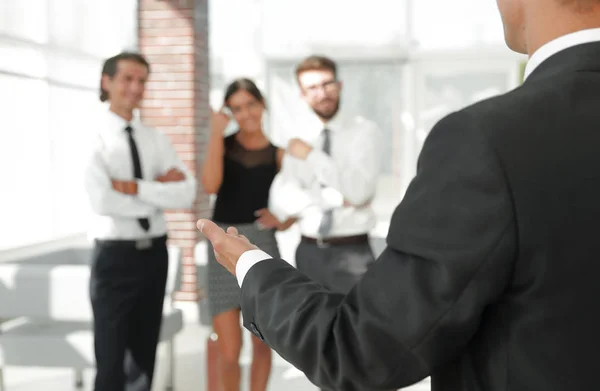 Imagen de fondo del hombre de negocios extendiendo la mano para un apretón de manos . —  Fotos de Stock