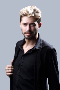 Yakışıklı sakallı adam gri arka plan üzerinde