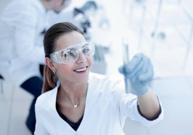 test tüpü içinde klinik laboratuvar araştırma yapma olan kadınlar bilim adamı