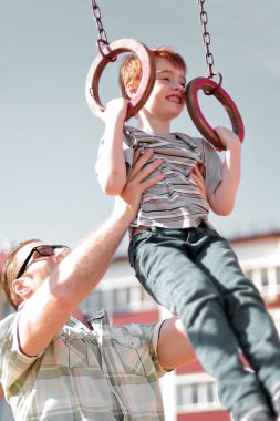 Baba oğlu bar yetişmek için öğretir.