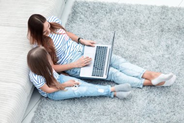 en iyi view.mother ve oturma odası katta oturan kızı