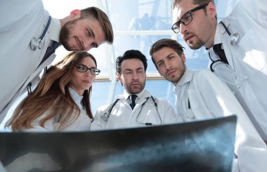 hastanın x-ray doktorlar meslektaşları bak