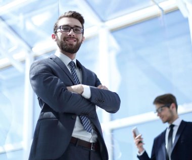 modern bir ofis arka plan üzerinde gülümseyen iş adamı