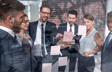 Cam Yönetim Kurulu ile ilgili notlar üzerinde gösterilen iş takım