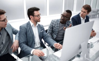 Yeni bir iş projesi tartışırken iş ortakları