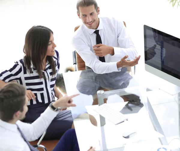 Businessman rolls his meeting with the business team — Stock Photo, Image