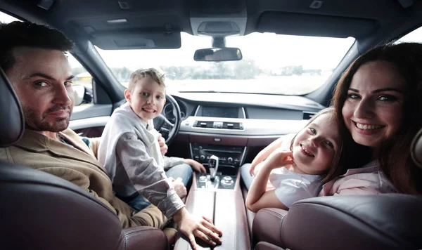 Kapatın. Gülümseyen aile rahat bir arabada oturuyor. — Stok fotoğraf