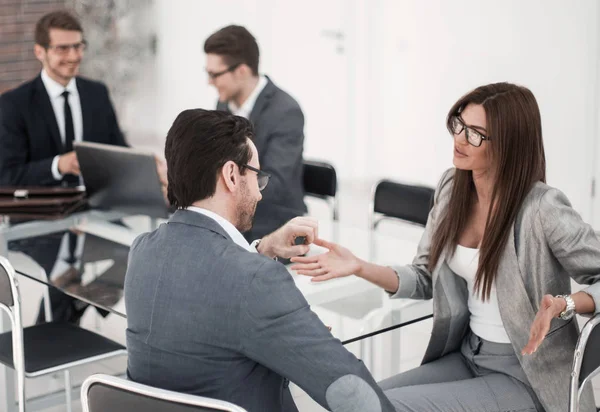 Geschäftsfrau im Gespräch mit Geschäftspartner — Stockfoto