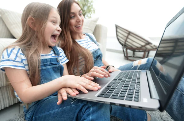 Mãe feliz com adorável menina com laptop — Fotografia de Stock