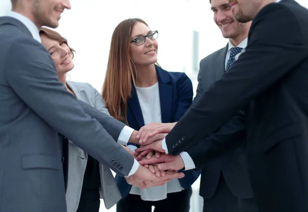 Primer plano de las personas cogidas de la mano mientras —  Fotos de Stock