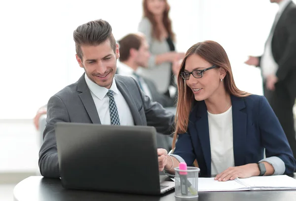 Man and woman sitting at table in co-working office — Stock Photo, Image