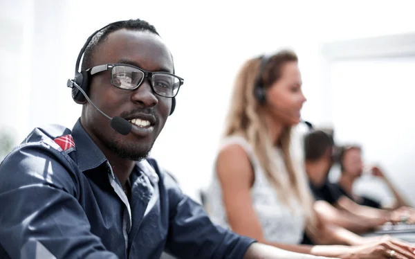 Callcenter-Mitarbeiter über den Hintergrund von Kollegen — Stockfoto